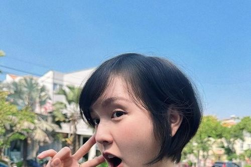 Hải Tú khoe tóc mới xinh xắn nhưng trang phục lại có điểm gây khó hiểu