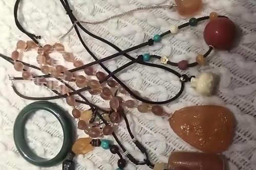Con gái trộm trang sức 140.000 USD của mẹ để đổi lấy khuyên môi 8 USD