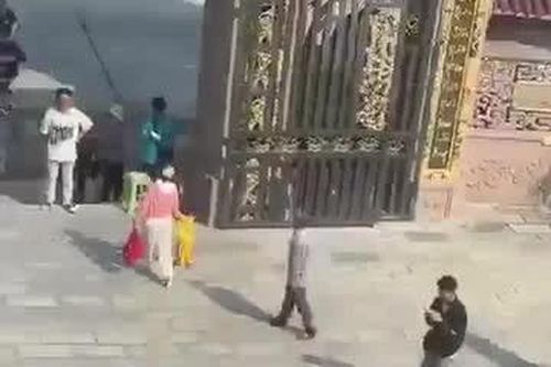 Video 50 đối tượng dàn cảnh để cướp tài sản của người đi lễ ở An Giang