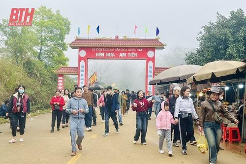 Hàng ngàn du khách đổ về Am Tiên ngày 'mở cổng trời'