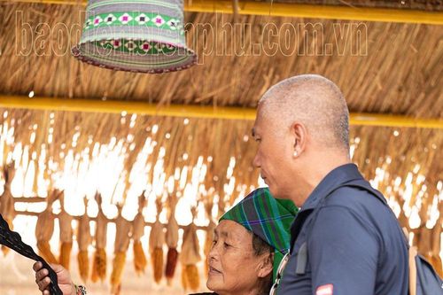 Những người lưu giữ nét đẹp dân tộc