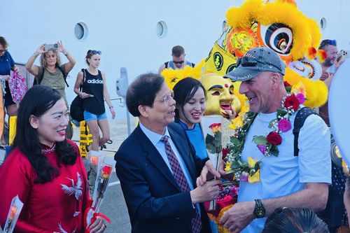 Chủ tịch UBND tỉnh Nguyễn Tấn Tuân dự lễ đón tàu du lịch Norwegian Spirit đến Cảng quốc tế Cam Ranh