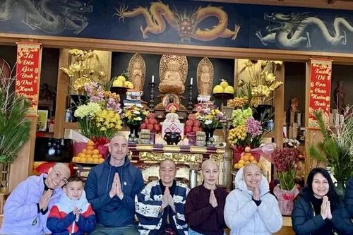 Không khí vui Tết cổ truyền ở chùa Đại Ân