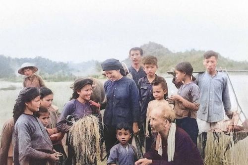 Đảng ta - Dân là gốc, vì hạnh phúc mà hy sinh