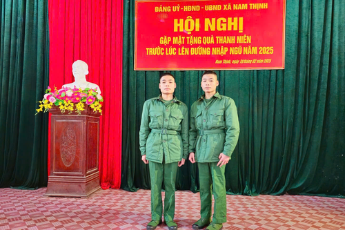 Anh em song sinh tình nguyện nhập ngũ, tự hào khoác áo lính