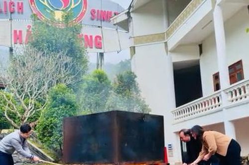 Gói bánh chưng 'khủng' dâng lễ dịp kỷ niệm ngày mất Hải Thượng Lãn Ông
