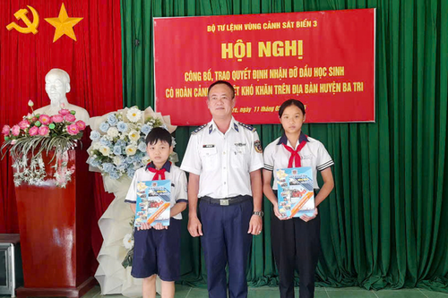 Vùng Cảnh sát biển 3 nhận đỡ đầu con của ngư dân tại tỉnh Bến Tre