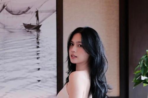 Vợ trung vệ Thành Chung diện đồ ngắn khoe vẻ gợi cảm