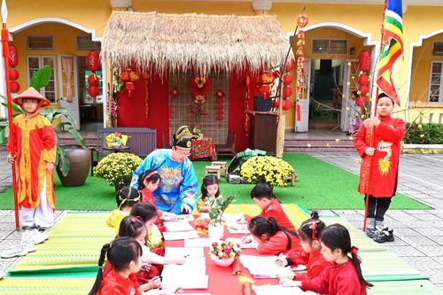 Học sinh trải nghiệm văn hóa truyền thống dịp đầu năm