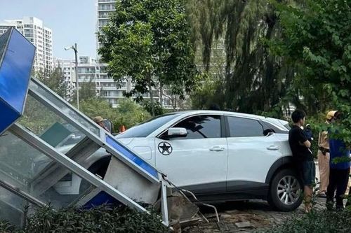 Xe 5 chỗ lao vào xe ôm công nghệ rồi tông sập trụ quảng cáo