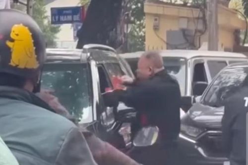 Hà Nội: Lại thêm vụ người đàn ông dùng nắm đấm 'nói chuyện' vì mâu thuẫn khi tham gia giao thông