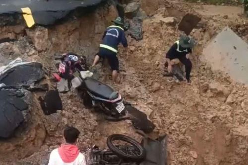 Tai nạn giao thông mới nhất 13/2/2025: 2 người đàn ông lọt ''hố tử thần''