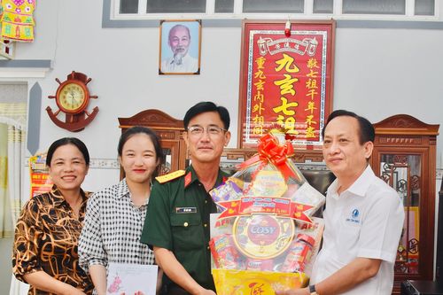 Bạc Liêu: Hai nữ thanh niên tình nguyện nhập ngũ