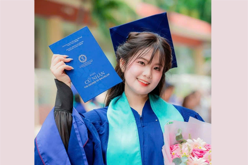 Nữ cử nhân xinh đẹp thực hiện giấc mơ trở thành chiến sĩ