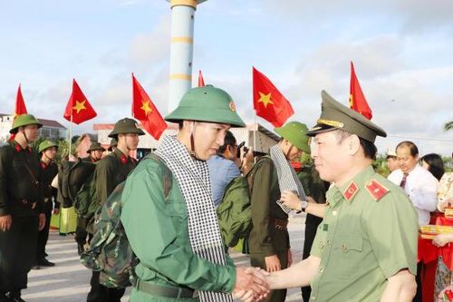 Sôi nổi ngày hội tòng quân tại các tỉnh miền Tây
