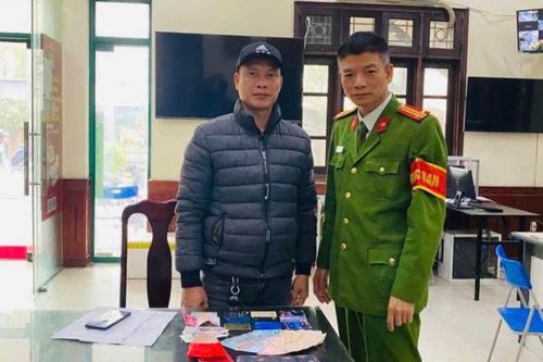 Công an phường giúp du khách ngoại quốc tìm lại tài sản bị mất