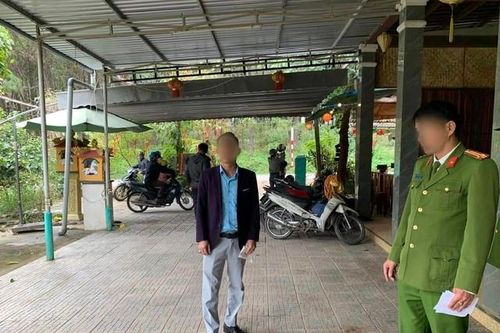 Ăn mặc bảnh bao, vào quán cà phê xin đi nhờ vệ sinh rồi trộm cắp tài sản