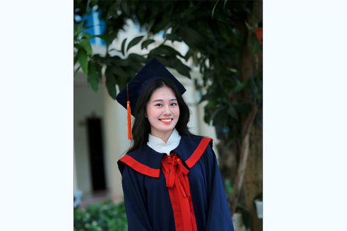Nữ cử nhân 'bằng đỏ' xung phong nhập ngũ
