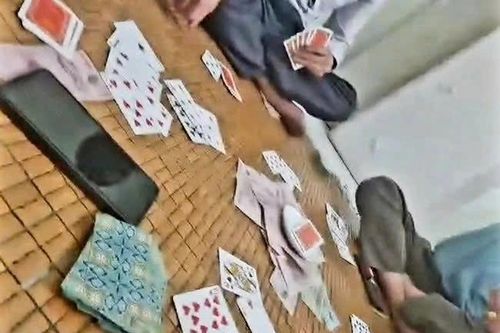 Kiểm tra dấu hiệu vi phạm của lãnh đạo xã liên quan hình ảnh đánh bài ăn tiền