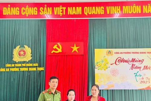 Biểu dương người dân nộp hơn 100 triệu đồng nhặt được để trả cho người đánh rơi