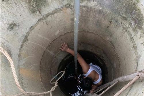 Công an xã giải cứu cụ bà 88 tuổi rơi xuống giếng nước