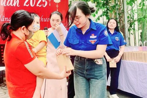 Học sinh mang âm nhạc và quà tặng đến với bệnh nhân dịp cuối tuần