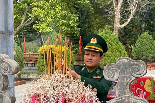 Dâng hương các Anh hùng, liệt sĩ tại Đài tưởng niệm các anh hùng, liệt sĩ Pò Hèn