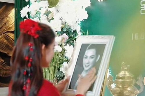 Con nuôi đem di ảnh Phi Nhung lên lễ đường, ý nghĩa đằng sau gây xúc động