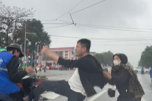 Nam thanh niên mặc áo shipper bị người đàn ông đấm đá túi bụi giữa đường