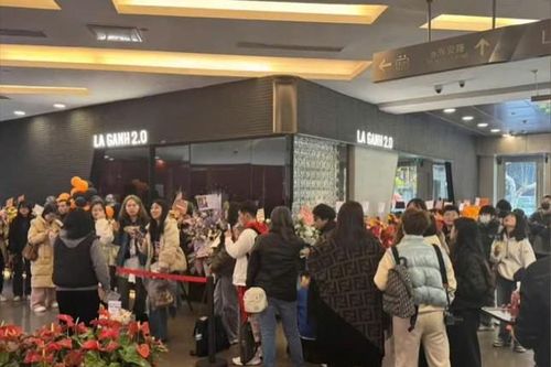 Chi Pu rạng rỡ tại buổi khai trương ở Thượng Hải, fan kéo đến chật kín lối
