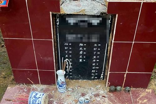 Hơn 30 ngôi mộ bị đập phá dụng cụ thờ cúng và phần bia mộ