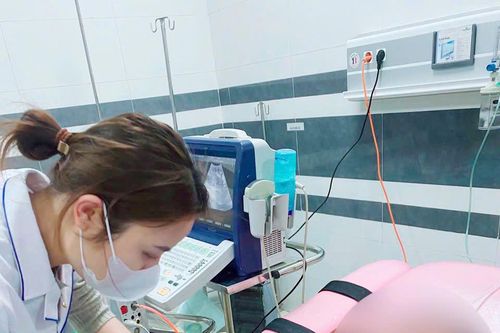 Cấp cứu kịp thời sản phụ mang thai đôi 'đẻ rơi' tại nhà