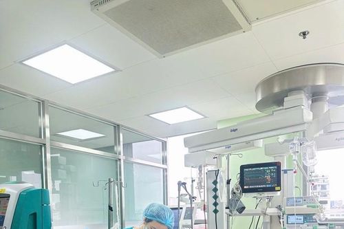 Cô gái 'bốc cháy' do nổ bóng bay, cách xử lý bỏng thế nào?