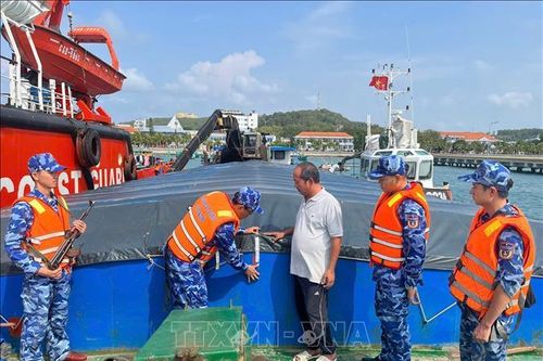 Phát hiện sà lan vận chuyển trái phép hơn 100 tấn phân đạm Ure