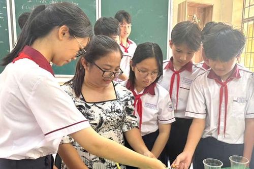 Những ân tình sau bục giảng