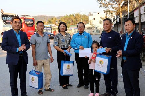 Công đoàn đẩy mạnh phong trào thi đua