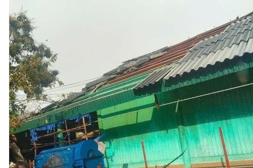 Mưa lớn kèm gió lốc làm tốc mái 39 nhà dân