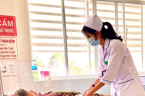 Đảng viên Trịnh Thị Thúy Kiều tận tâm chăm sóc sức khỏe Nhân dân
