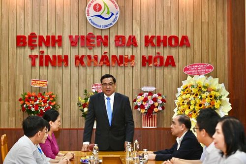 Trưởng ban Tuyên giáo và Dân vận Tỉnh ủy Lê Hữu Thọ thăm, chúc mừng Bệnh viện Đa khoa tỉnh