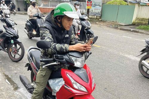 Nguy hiểm rình rập khi đeo tai nghe chạy xe
