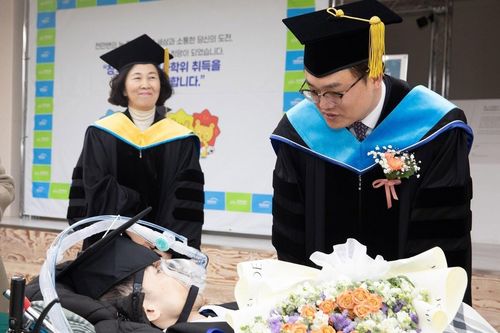 Tốt nghiệp thạc sĩ với bài luận văn được viết bằng mắt