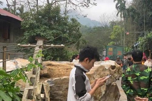 Tảng đá nặng hàng tấn lăn xuống nhà dân, cả gia đình tháo chạy trong đêm