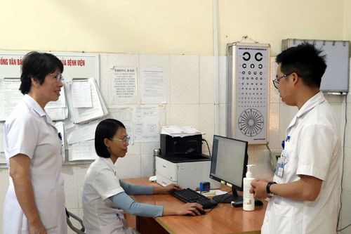 Nữ thầy thuốc hết lòng vì người bệnh