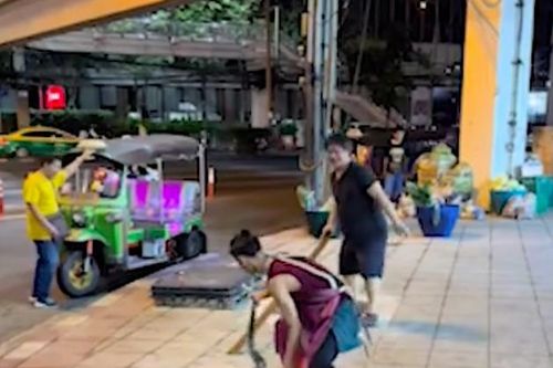 Người đàn ông gây sốt MXH khi tay không cầm 'bé na', kéo lê khắp phố phường
