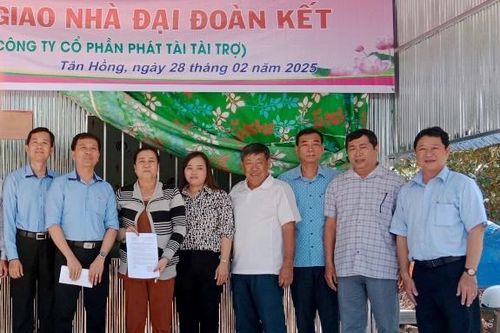 Trao tặng nhà 'Đại đoàn kết' cho người dân gặp khó khăn về nhà ở