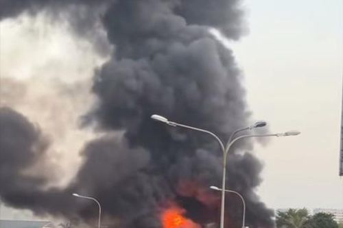 Lửa bùng phát dữ dội tại dãy ki-ốt ở ngã tư Bình Phước, TP.Thủ Đức