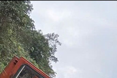 Xe tải vượt đường sắt ở đường ngang dân sinh tự phát, bị tàu hỏa đâm