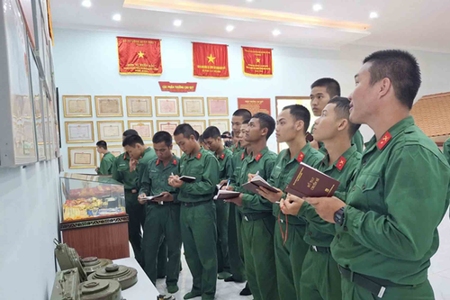 Sư đoàn 302 (Quân khu 7) đẩy mạnh giáo dục truyền thống cho chiến sĩ mới