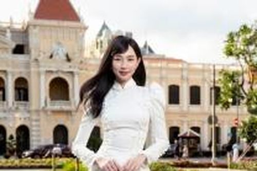 Hoa hậu Nguyễn Thúc Thùy Tiên duyên dáng khi mặc áo dài
