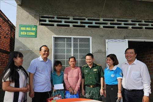 Đồng hành, chia sẻ khó khăn với phụ nữ nghèo khu vực biên giới biển